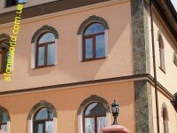 фасад здания отделанный камнем песчаником